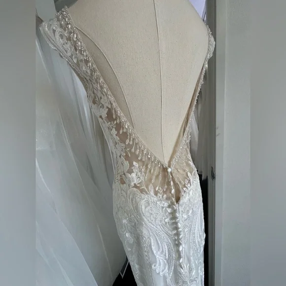Elegant Lace Sheath ivory/nude/silver Wedding Dress. Size 12